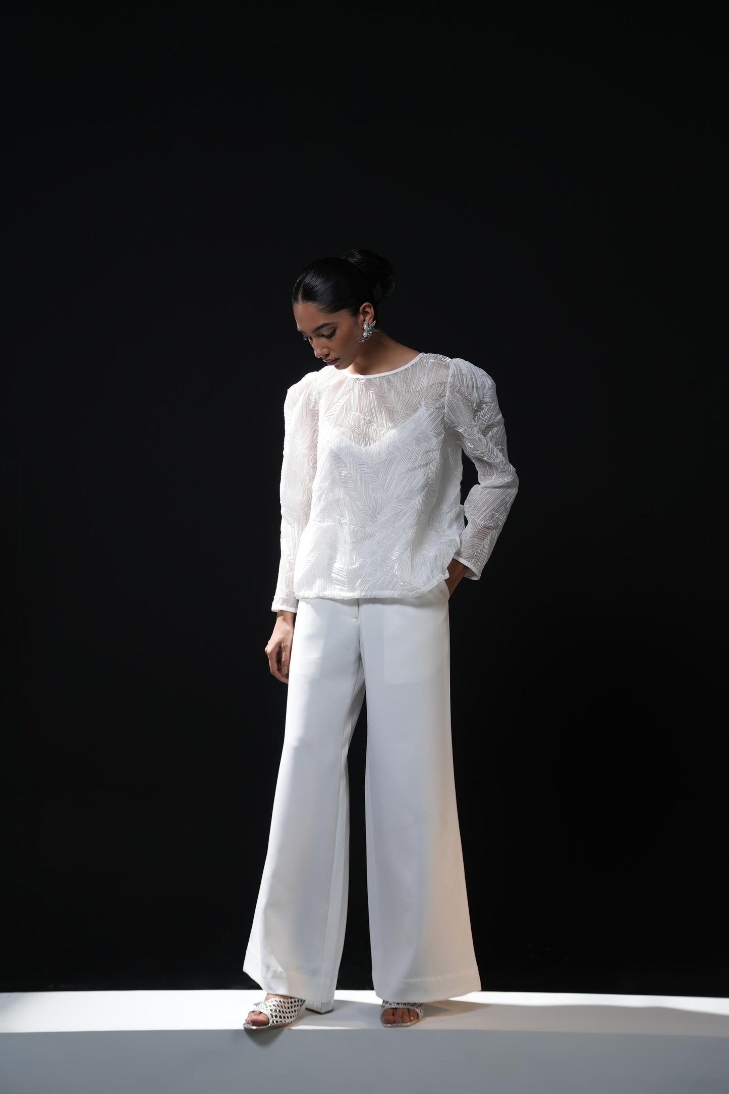 Crinkled shirt with puffed sleeves, detailing of saturn back buttons