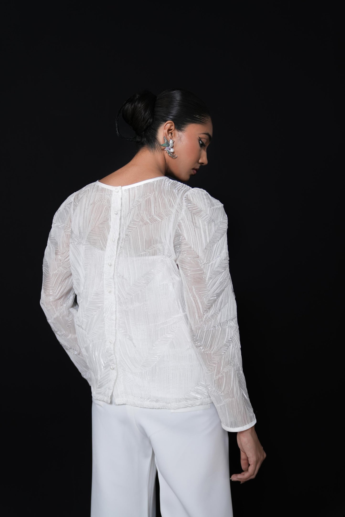 Crinkled shirt with puffed sleeves, detailing of saturn back buttons
